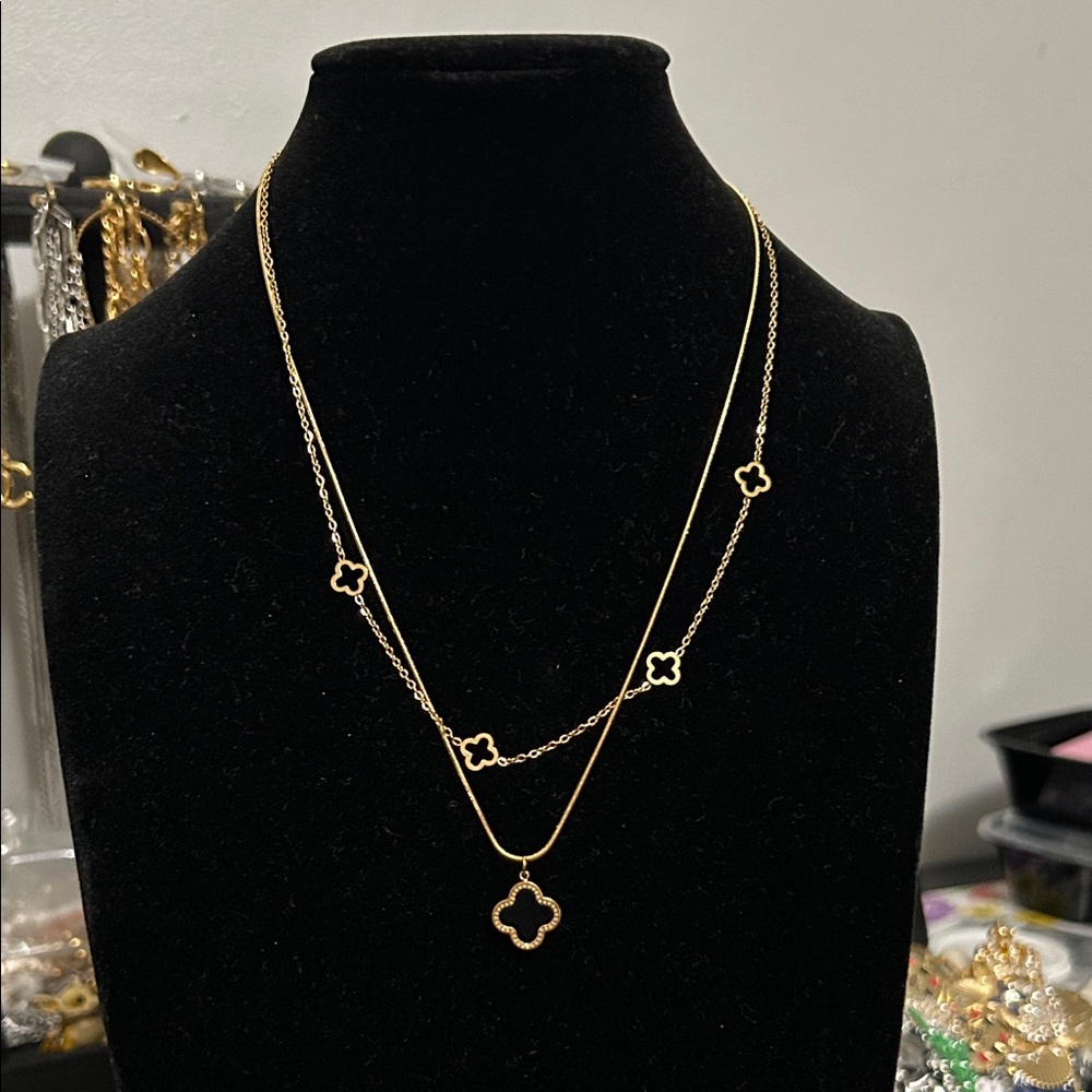 Chic Gold Clover Pendant Necklace
